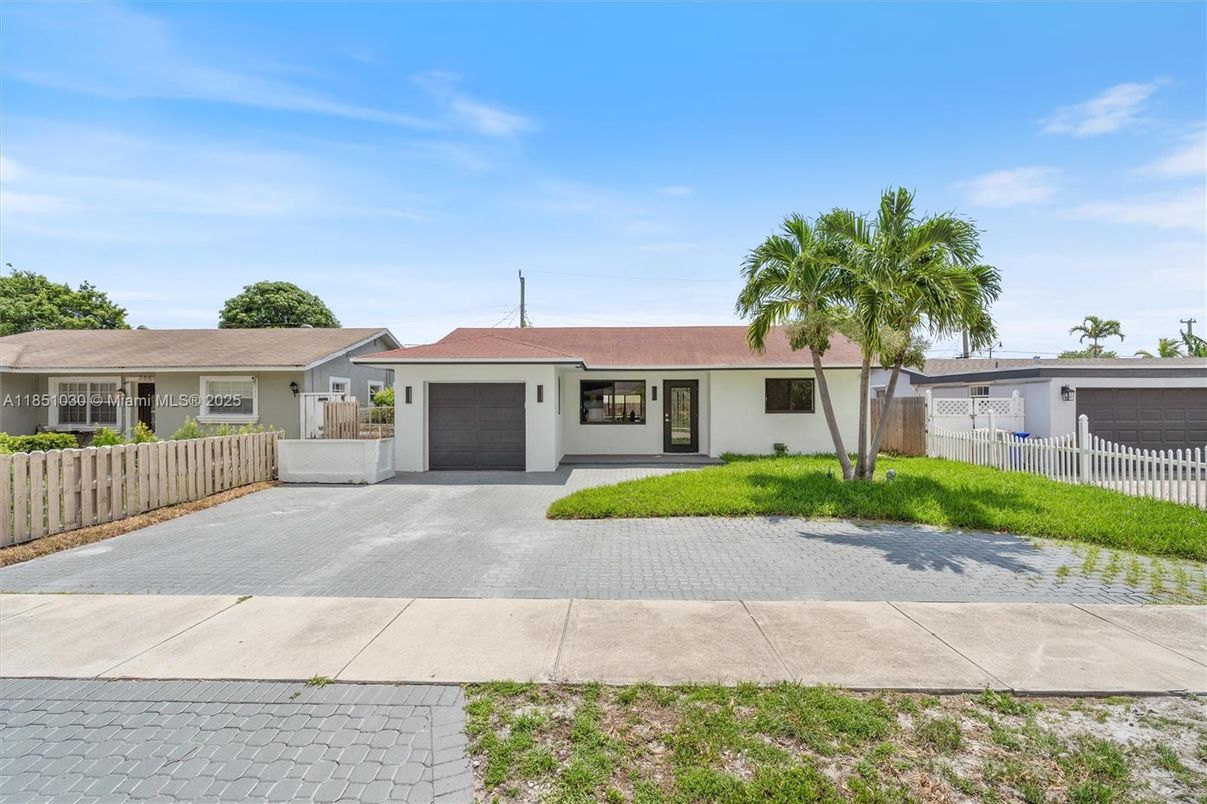 Attached, Exterior, Facade, Ranch
