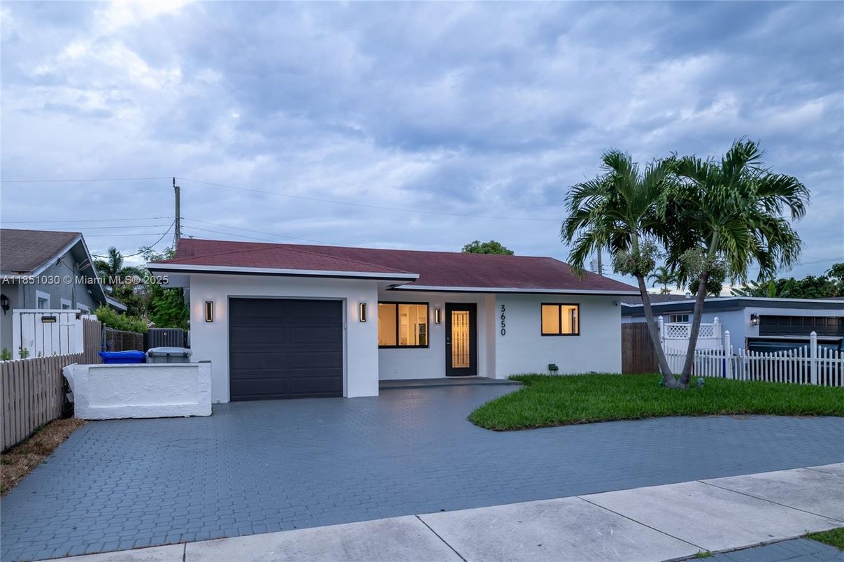 Attached, Exterior, Facade, Ranch