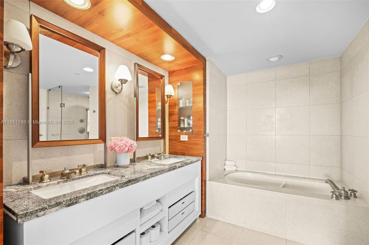 Bathroom, Dual Sink Vanities, Interior, Recessed Lighting