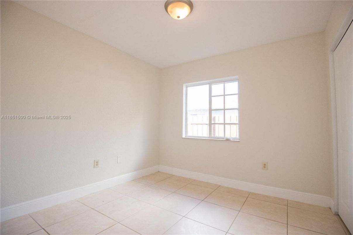 Empty room, Interior