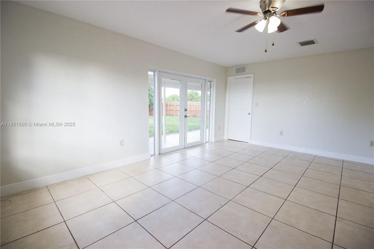 Empty room, Interior