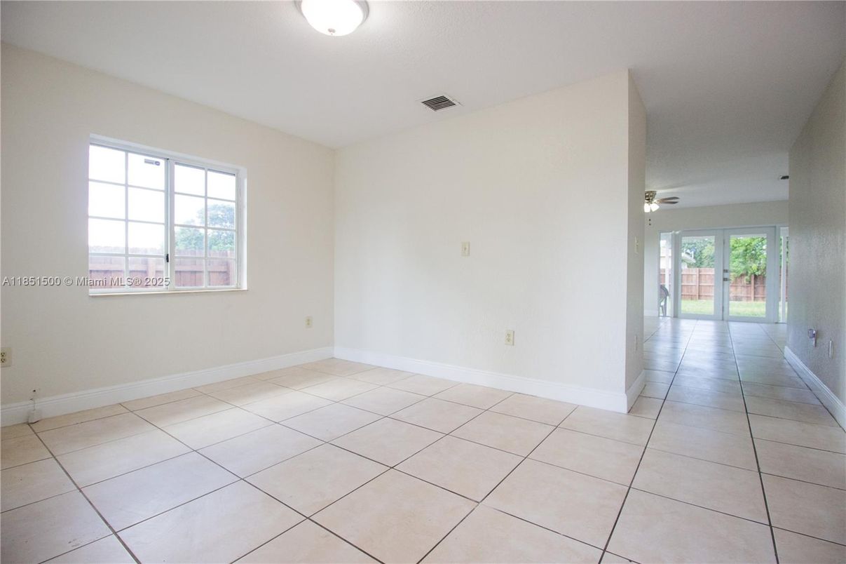 Empty room, Interior