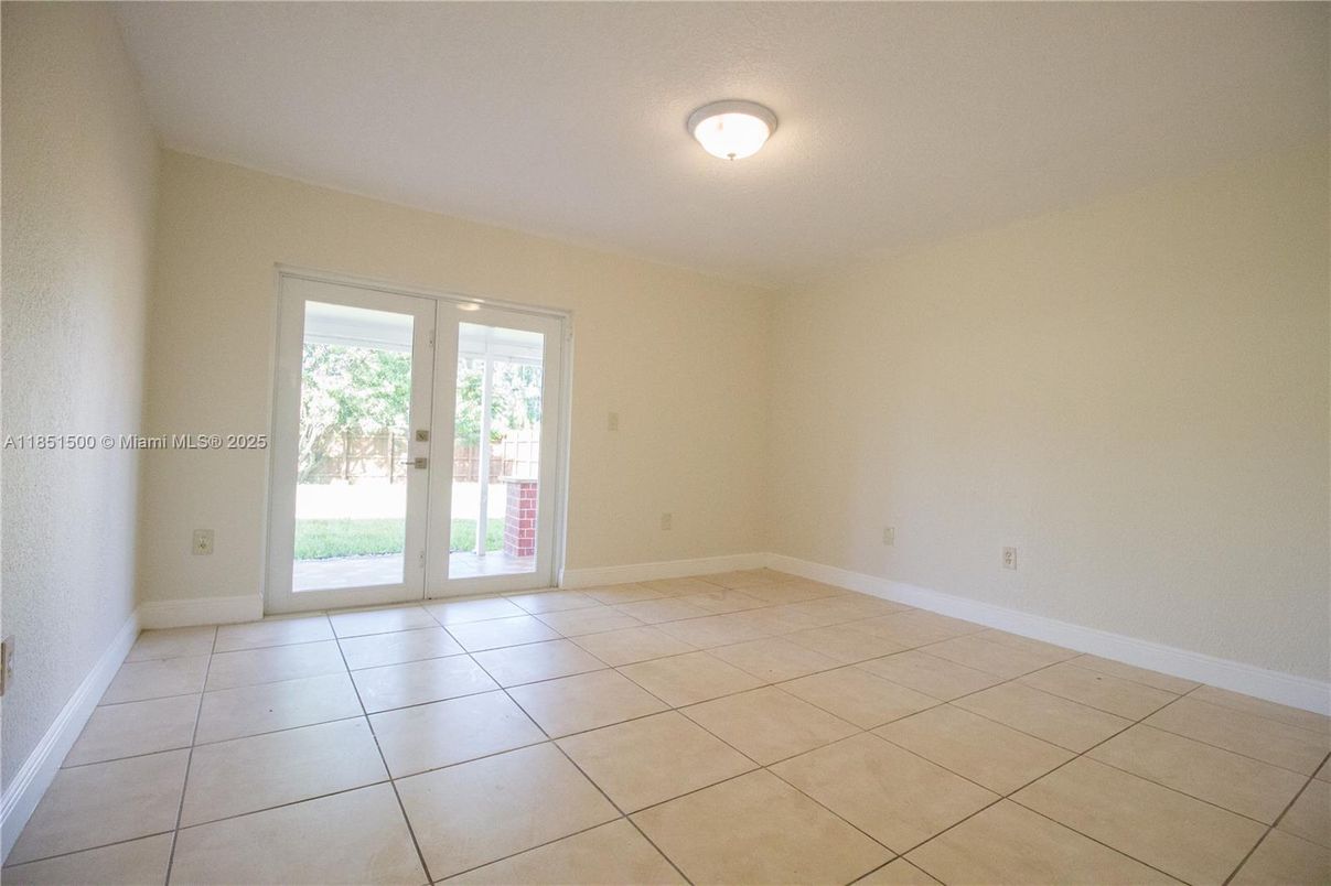 Empty room, Interior
