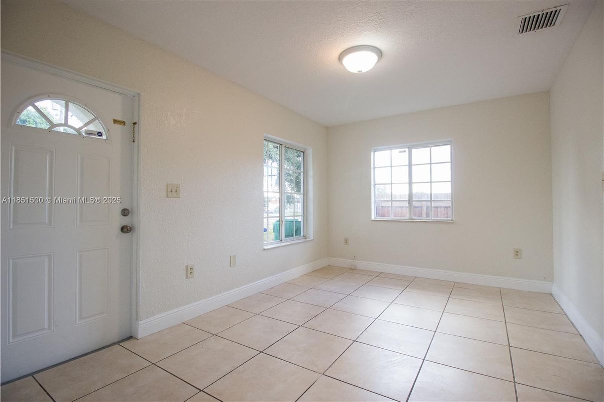 Empty room, Interior