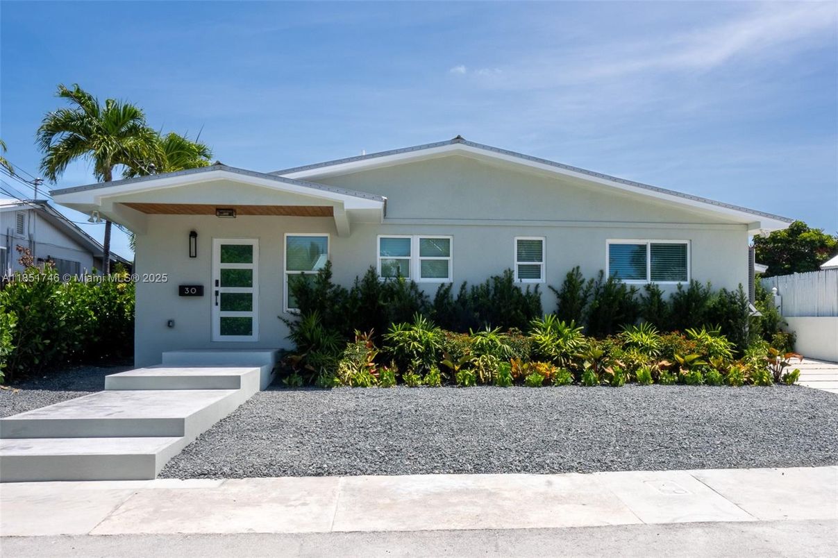 Exterior, Facade, Ranch