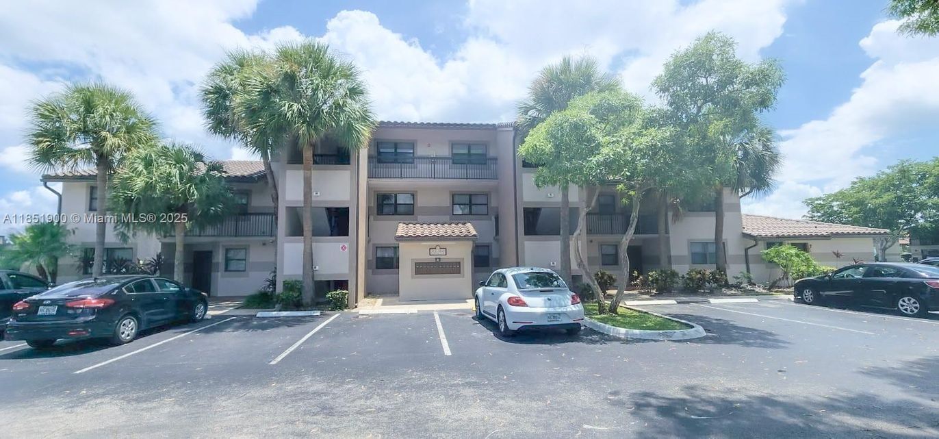 Exterior, Facade, Condo Building