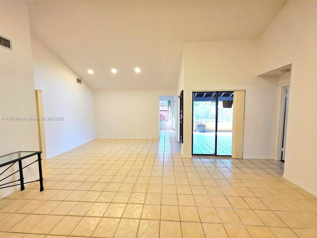 Empty room, Interior, Recessed Lighting