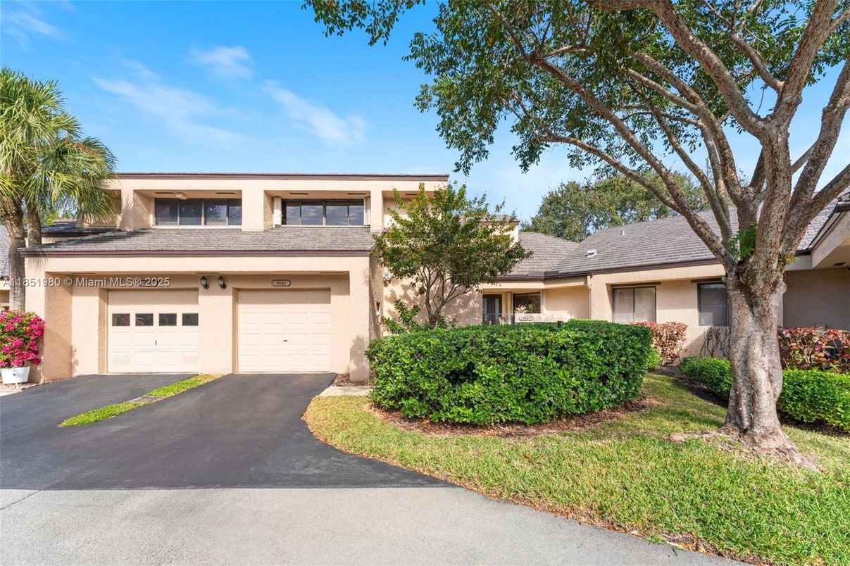 Attached, Exterior, Facade, Split Level