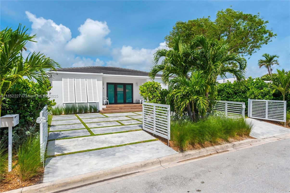 Backyard, Exterior, Facade, Ranch