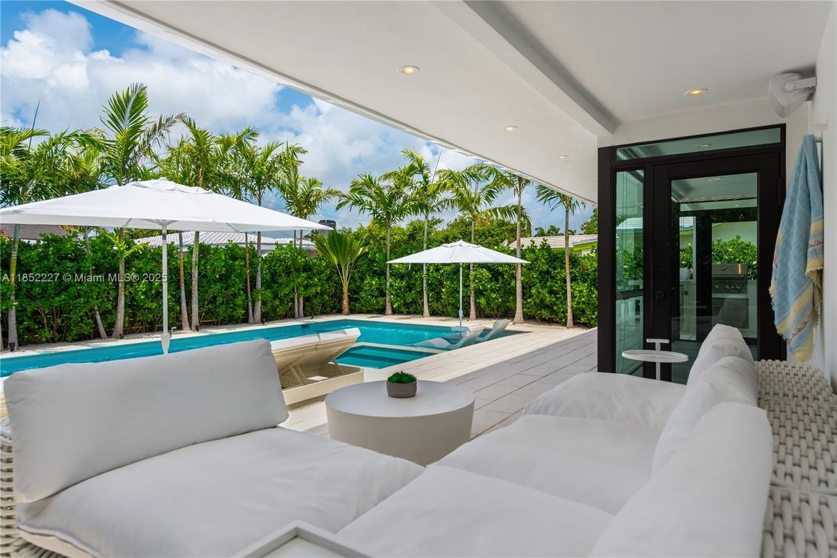 Exterior, Pool, Recessed Lighting