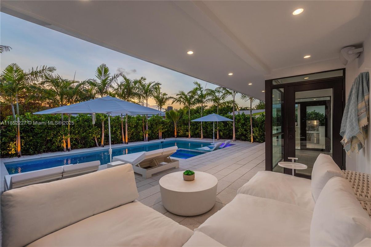 Exterior, Pool, Recessed Lighting