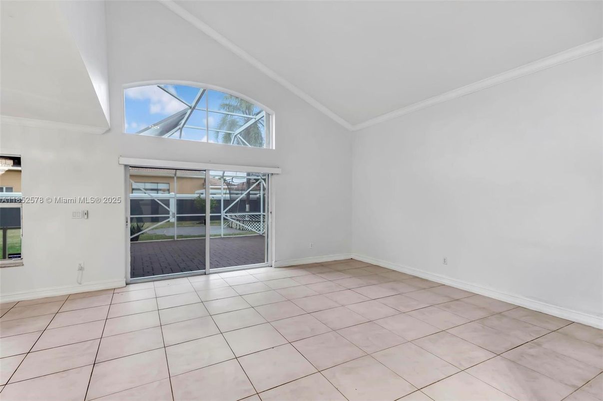 Empty room, Interior