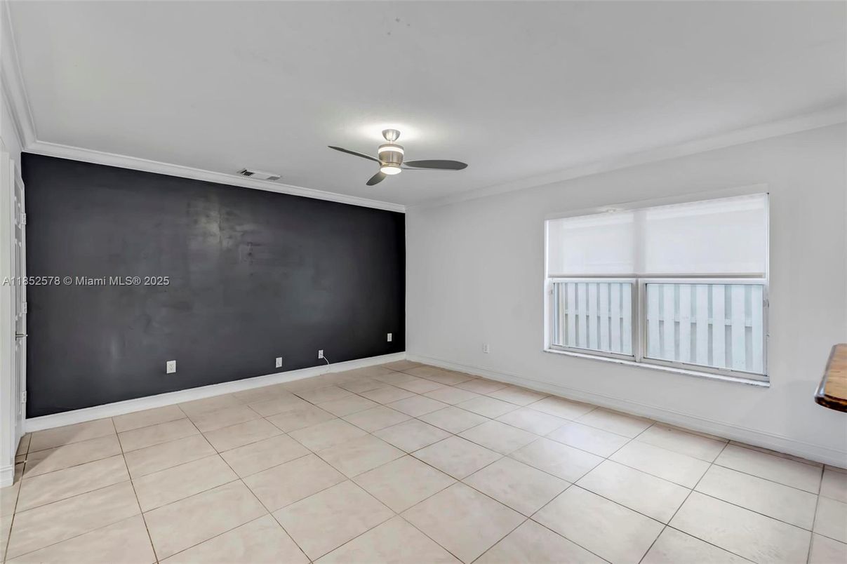 Empty room, Interior