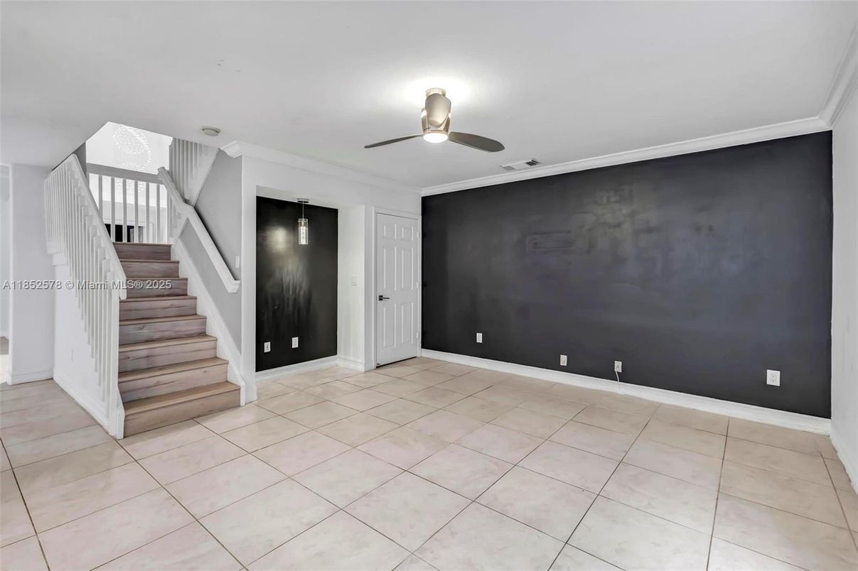 Empty room, Interior