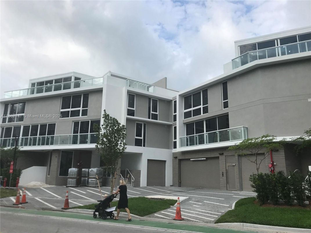 Exterior, Facade, Modern