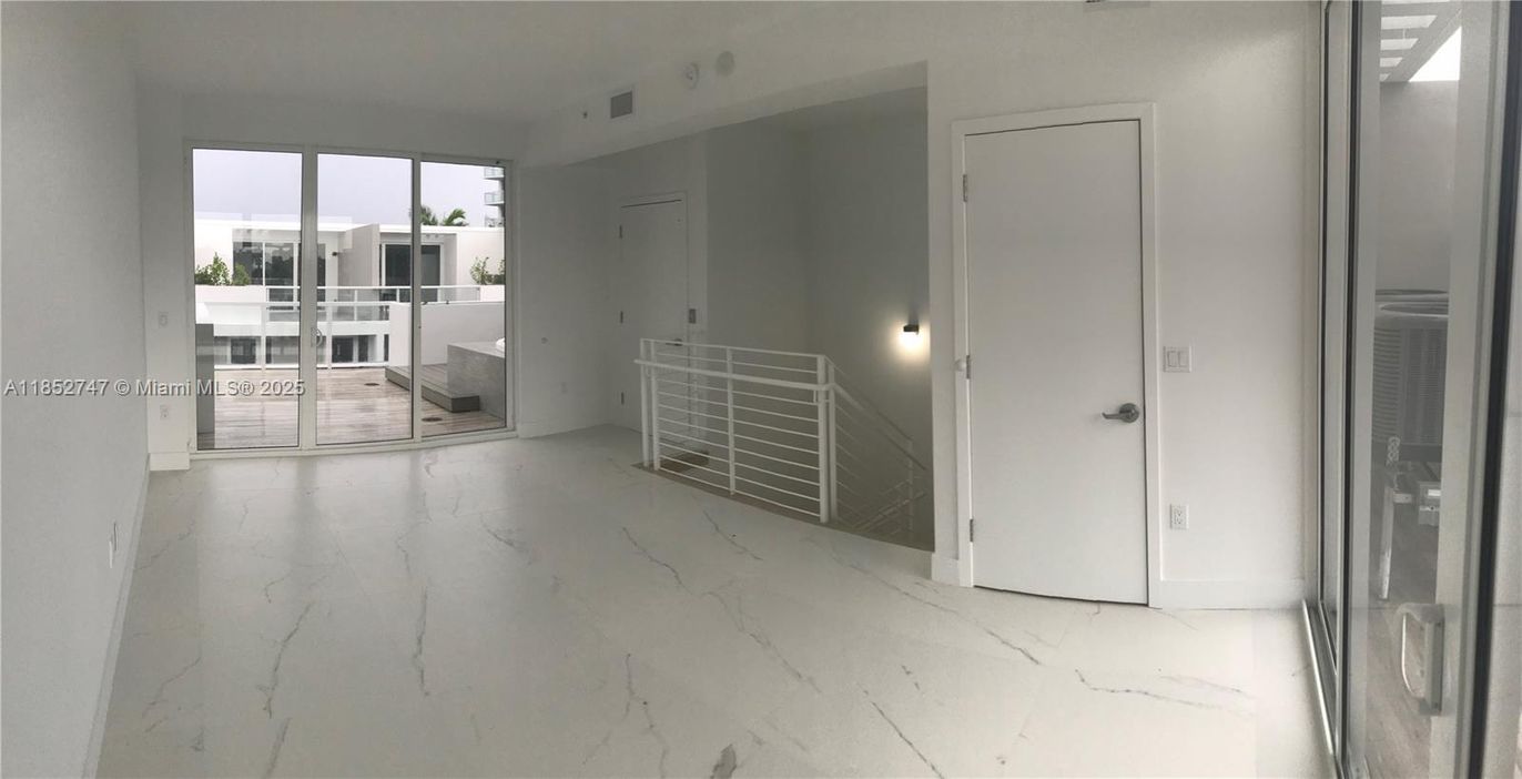 Empty room, Interior