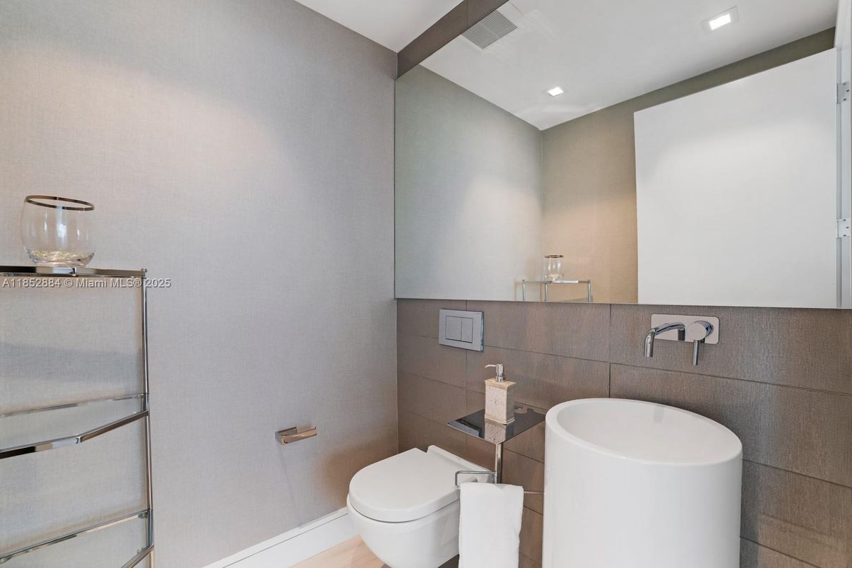 Bathroom, Interior, Recessed Lighting