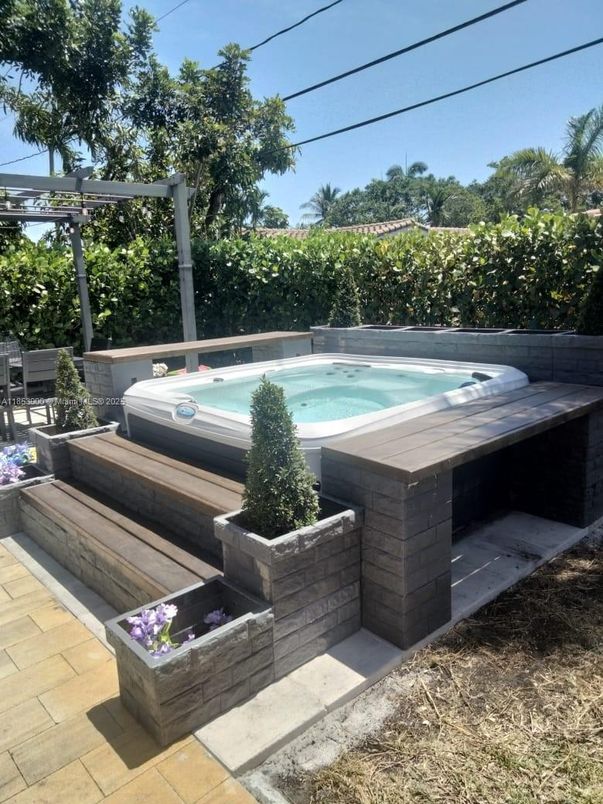Exterior, Hot Tub