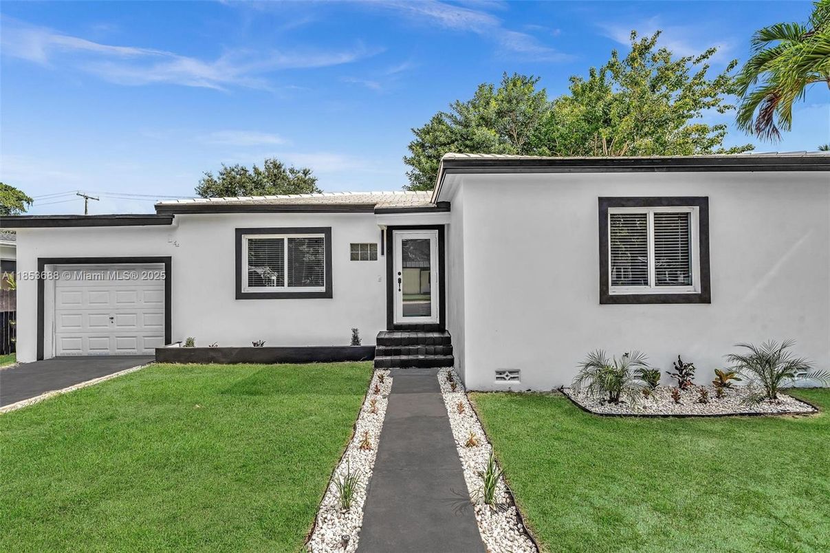 Attached, Exterior, Facade, Ranch