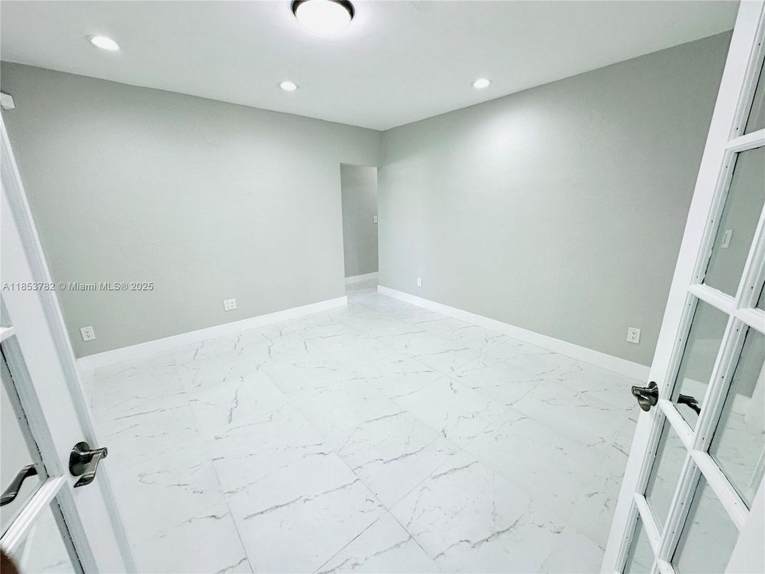 Empty room, Interior, Marble, Recessed Lighting