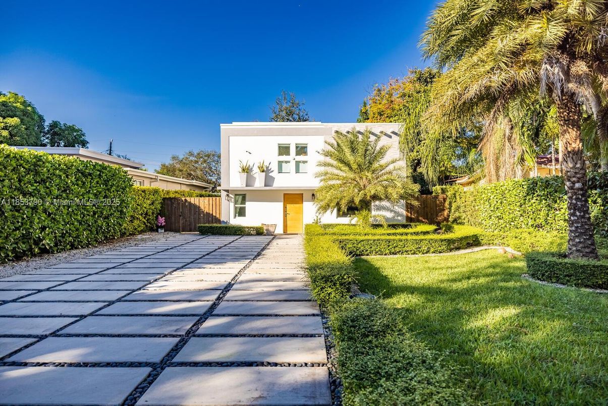 Backyard, Exterior, Facade, Modern