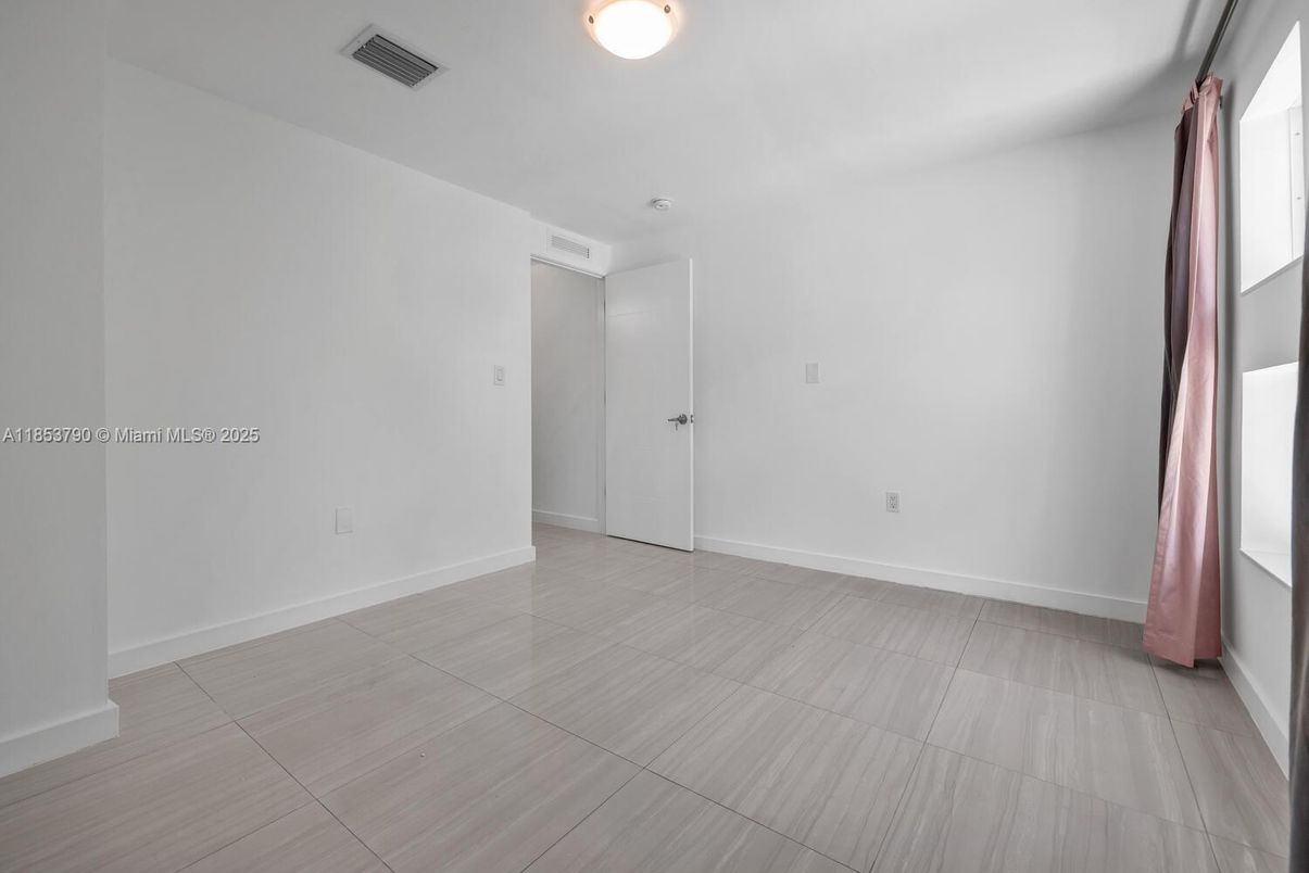 Empty room, Interior