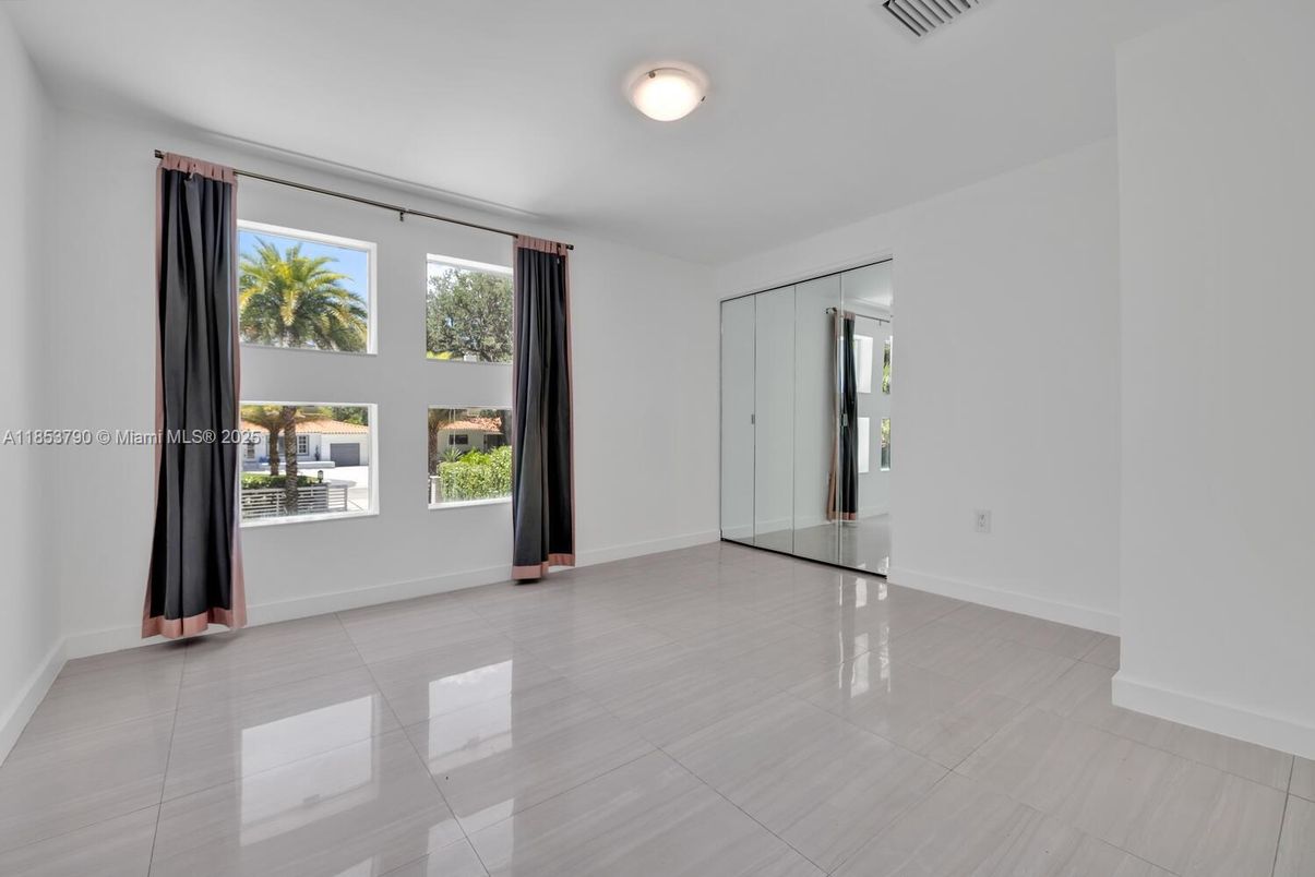 Empty room, Interior