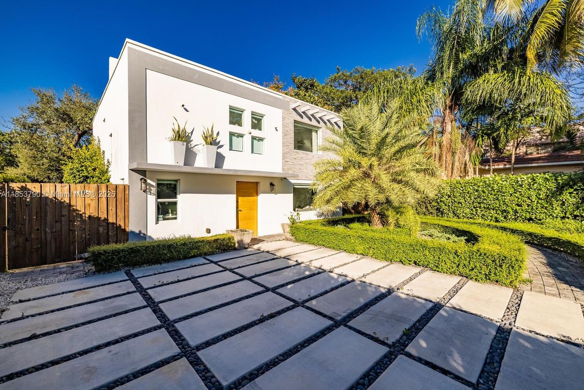 Backyard, Exterior, Facade, Modern