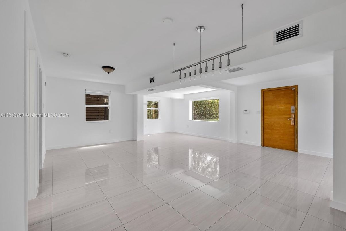 Empty room, Interior, Pendant Lights