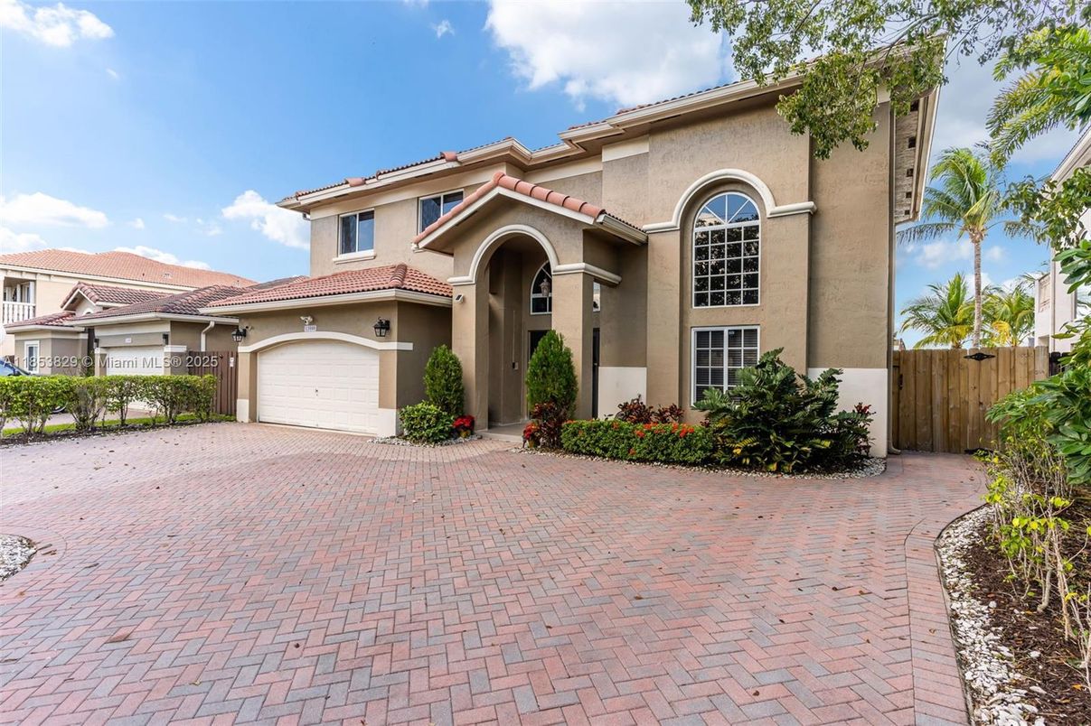 Attached, Exterior, Facade, Mediterranean