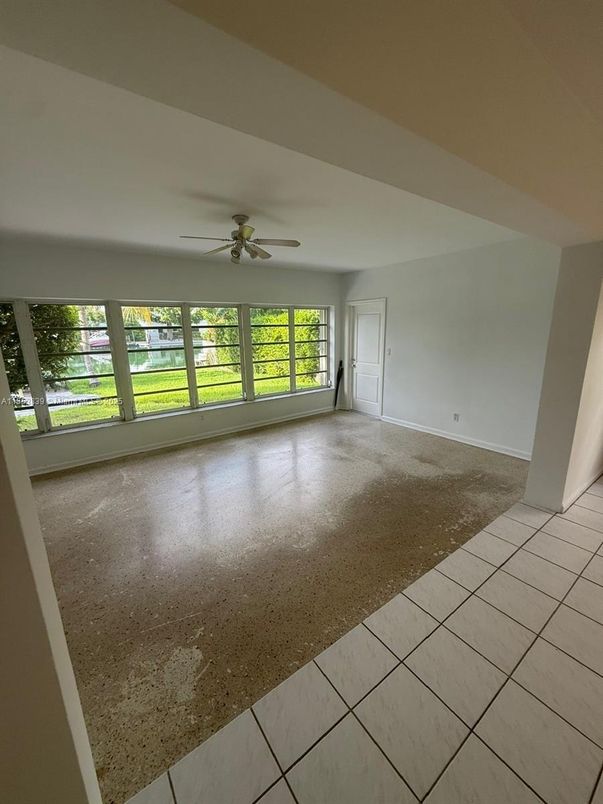 Empty room, Interior