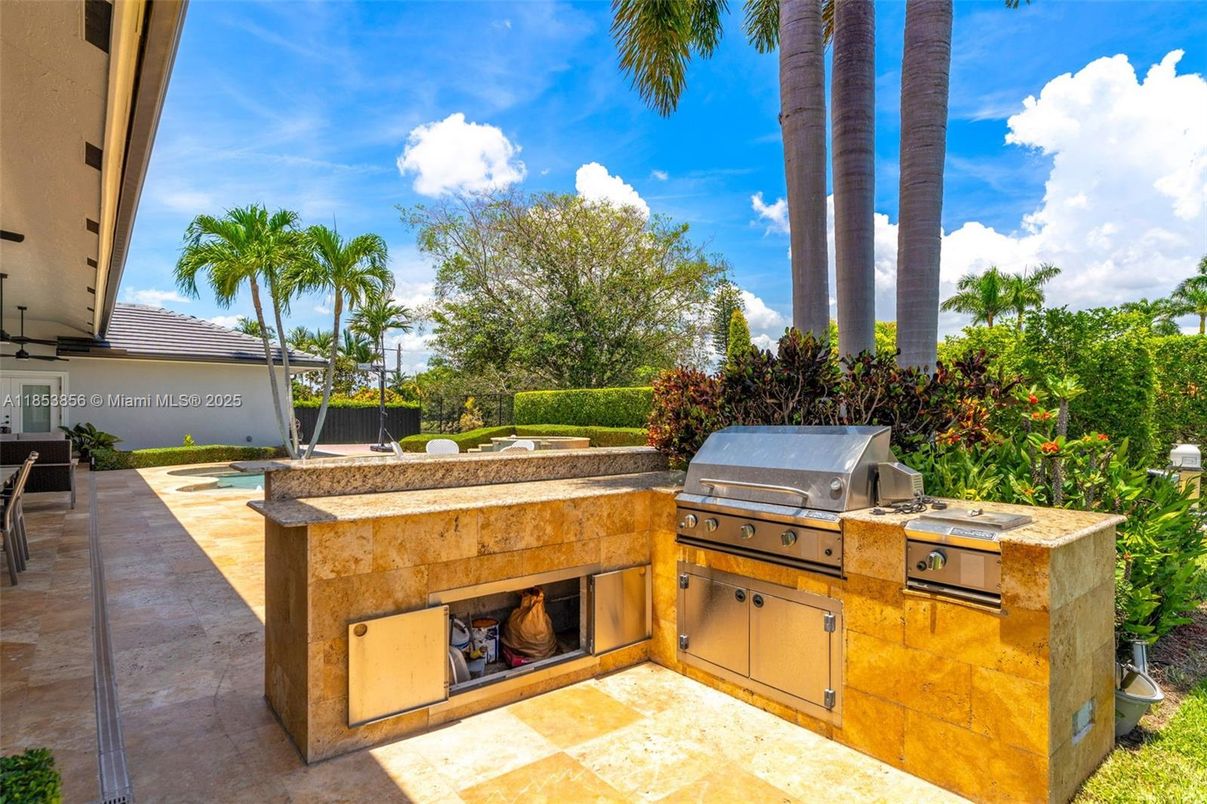 Exterior, Outdoor Kitchen