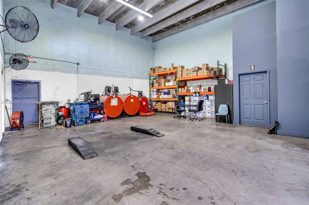Fitness Equipment, Interior, Wooden Beams