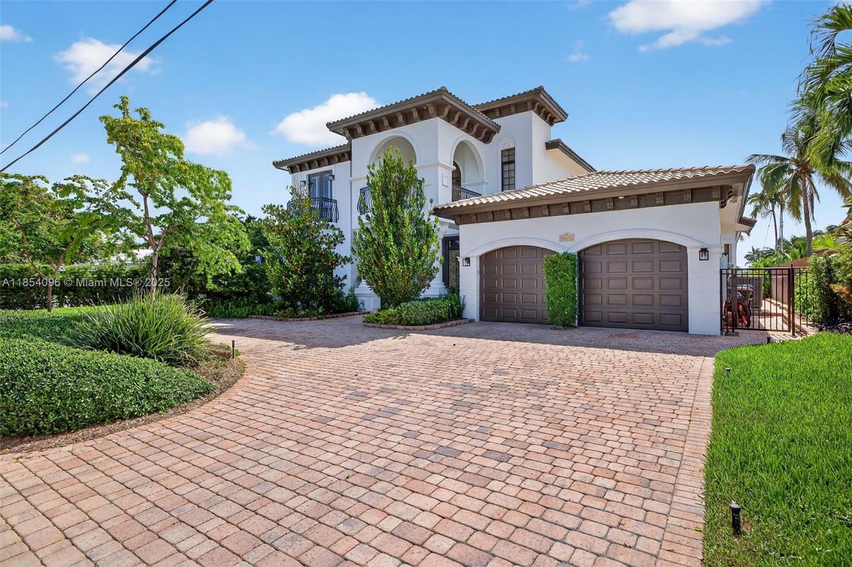 Attached, Exterior, Facade, Mediterranean