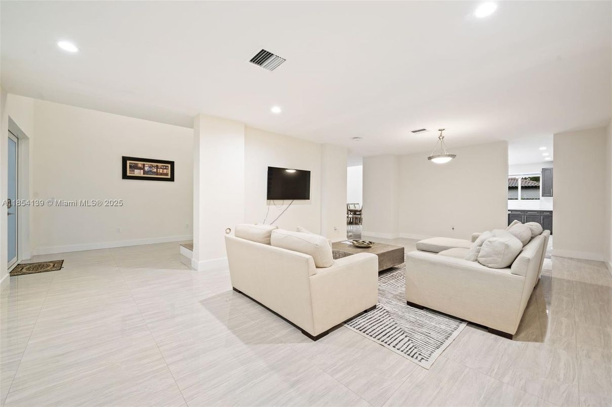 Interior, Living room, Pendant Lights, Recessed Lighting