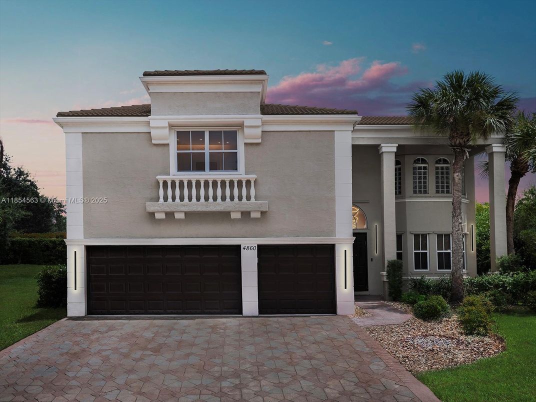 Attached, Exterior, Facade, Mediterranean