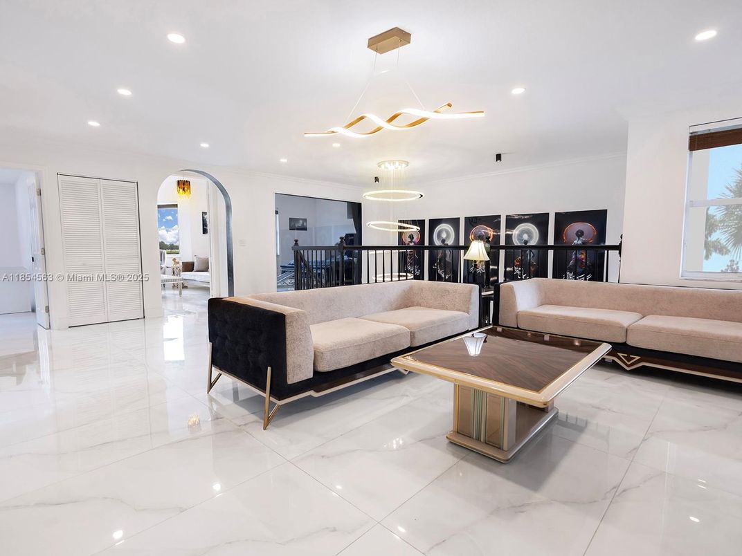 Dining room, Interior, Living room, Marble, Pendant Lights, Recessed Lighting