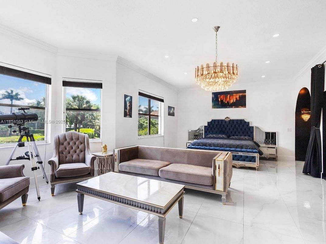 Chandelier, Fitness Equipment, Interior, Living room, Marble, Recessed Lighting