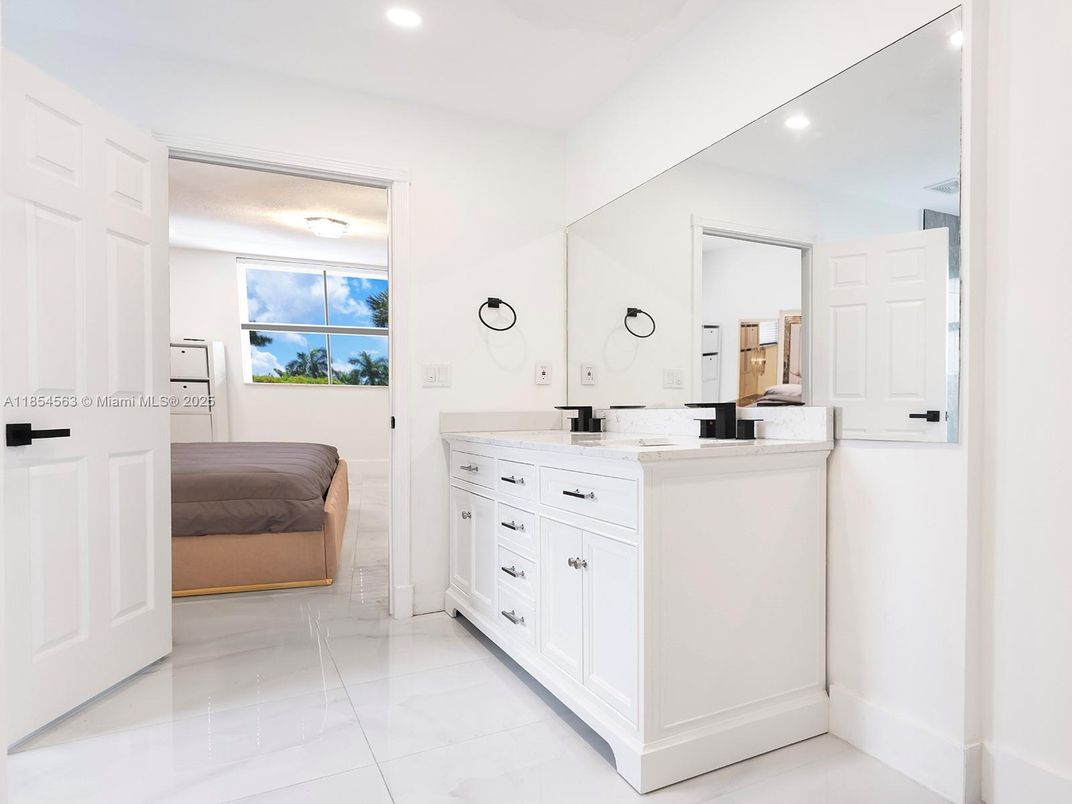 Bathroom, Dual Sink Vanities, Interior, Recessed Lighting