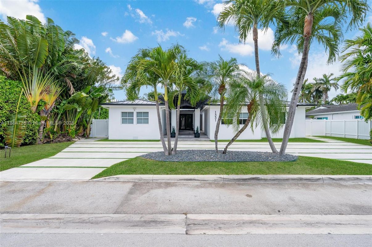 Backyard, Exterior, Facade, Ranch