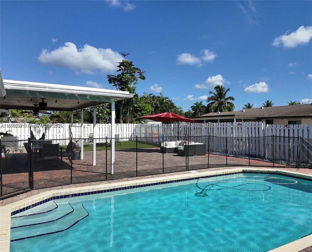 Exterior, Pool