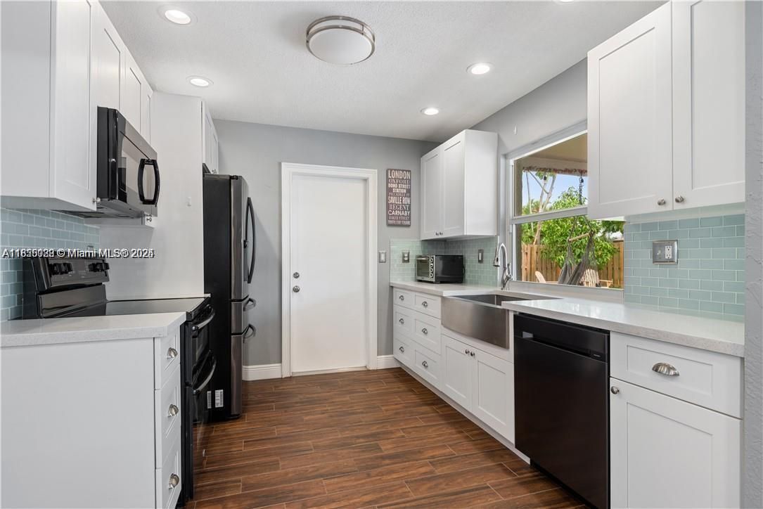 Interior, Kitchen, Recessed Lighting, Washer, Wood Texture Flooring