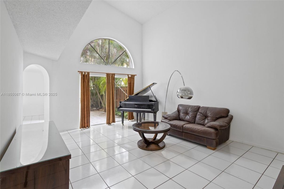 Interior, Piano