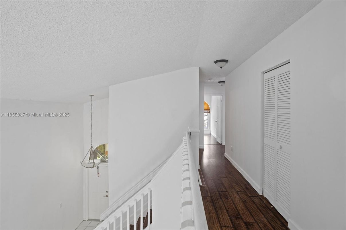 Interior, Pendant Lights, Wood Texture Flooring