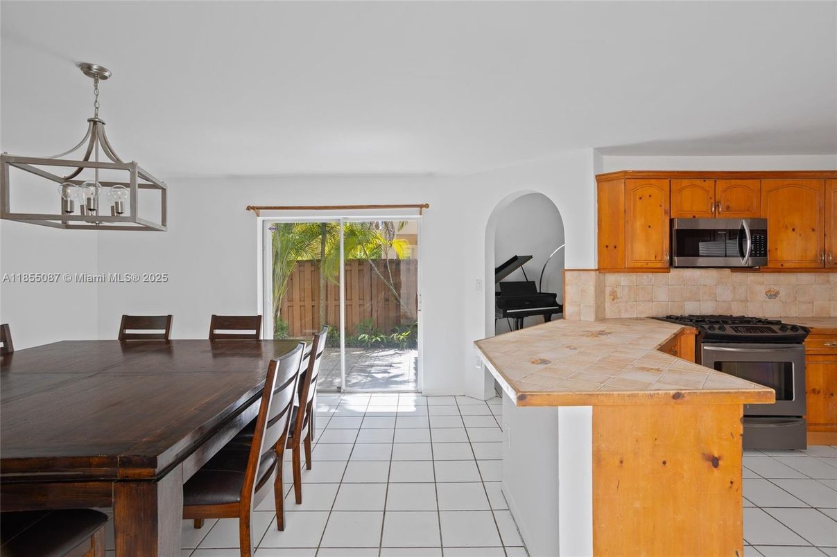 Dining room, Interior, Kitchen, Pendant Lights, Piano