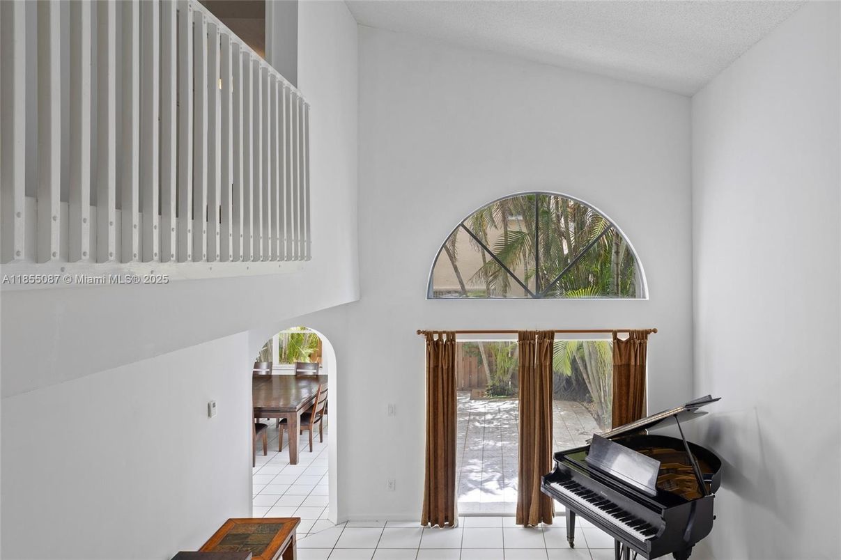 Interior, Piano