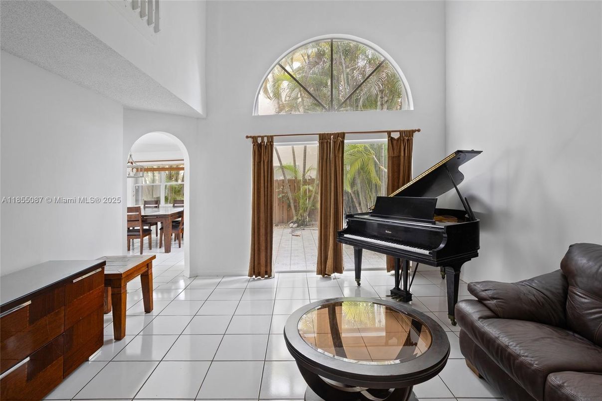 Interior, Piano