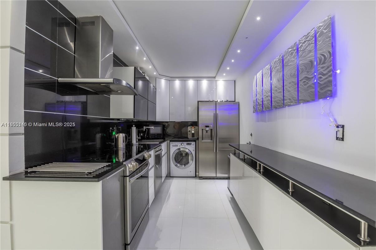 Interior, Kitchen, Recessed Lighting, Washer