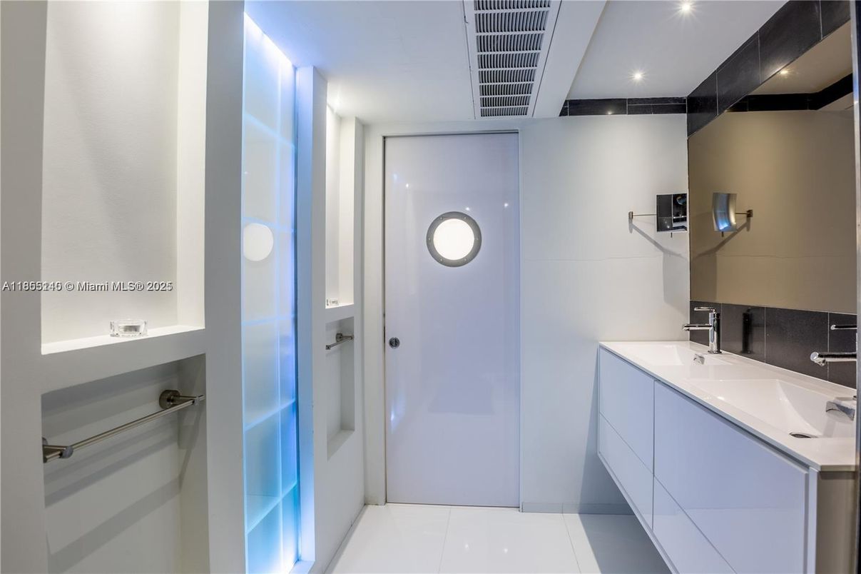 Bathroom, Dual Sink Vanities, Interior, Recessed Lighting