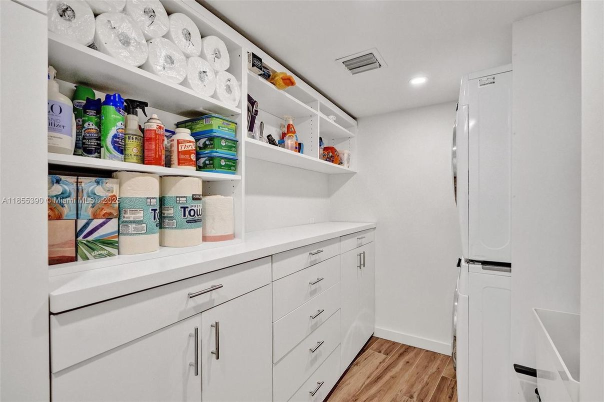 Interior, Recessed Lighting, Washer, Wood Texture Flooring